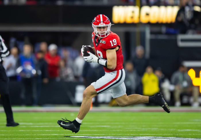 Jan 9, 2023; Inglewood, CA, USA; Georgia Bulldogs tight end Brock Bowers (19) against the TCU Horned Frogs during the CFP national championship game at SoFi Stadium.
